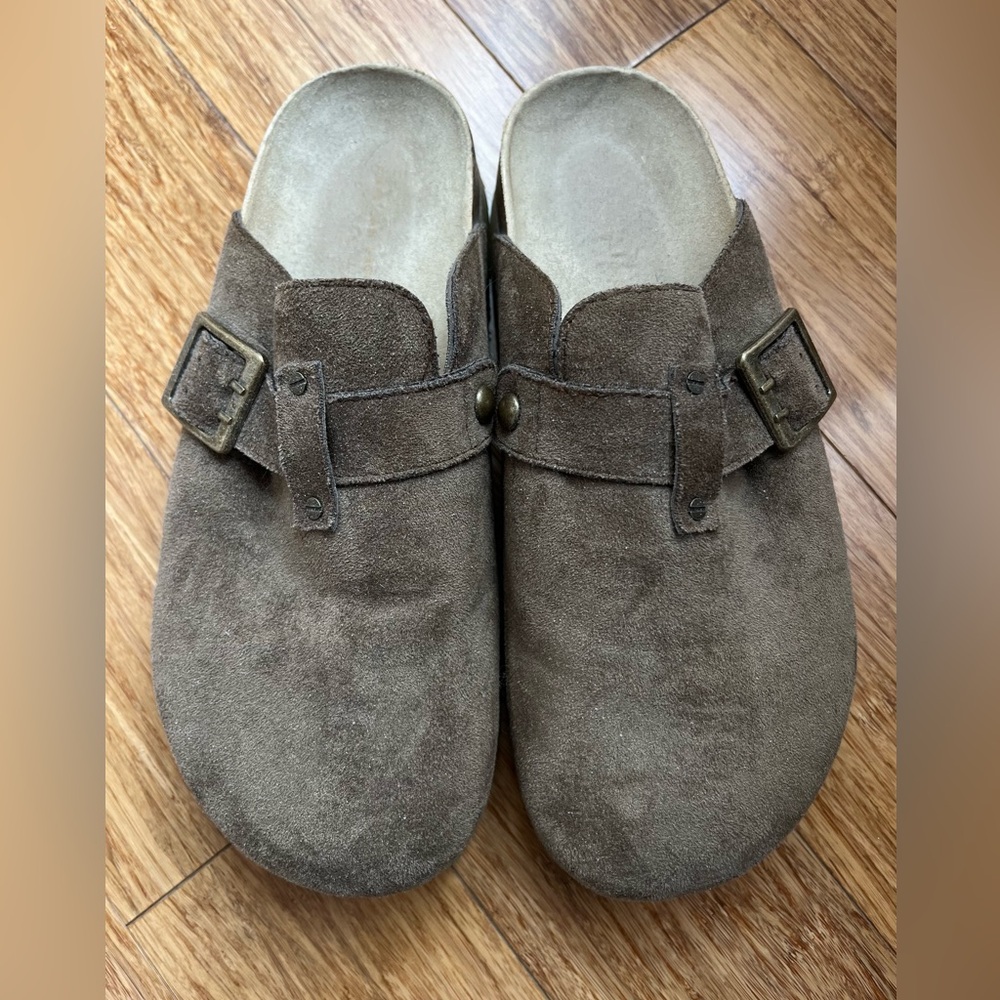 American eagle clogs Brown Suede size 8